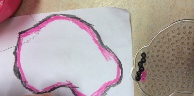 Ett barn har ritat en ritning för hur pärlplattan ska lägga