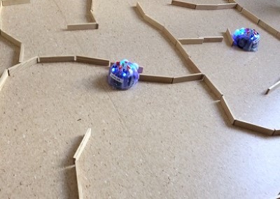 Barnen har byggt en hinderbana med klossar för robotar