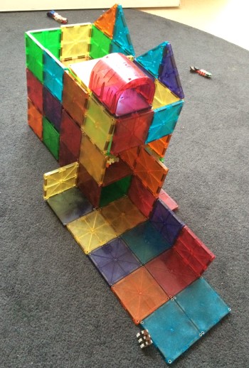 Barnen har byggt med geometriska former 