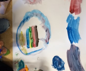 Barnen har ritat med vattenfärg